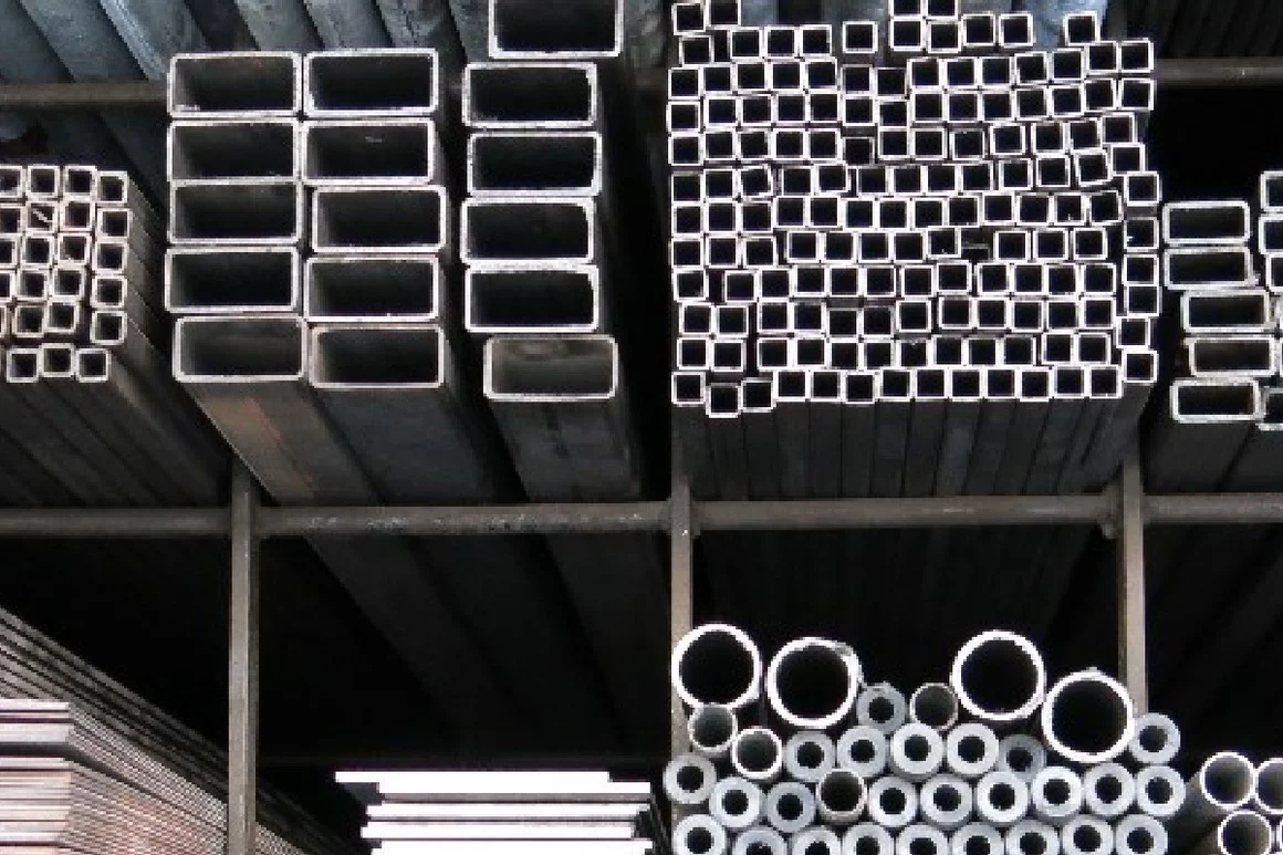 Metallrohre und -profile in einem Regal